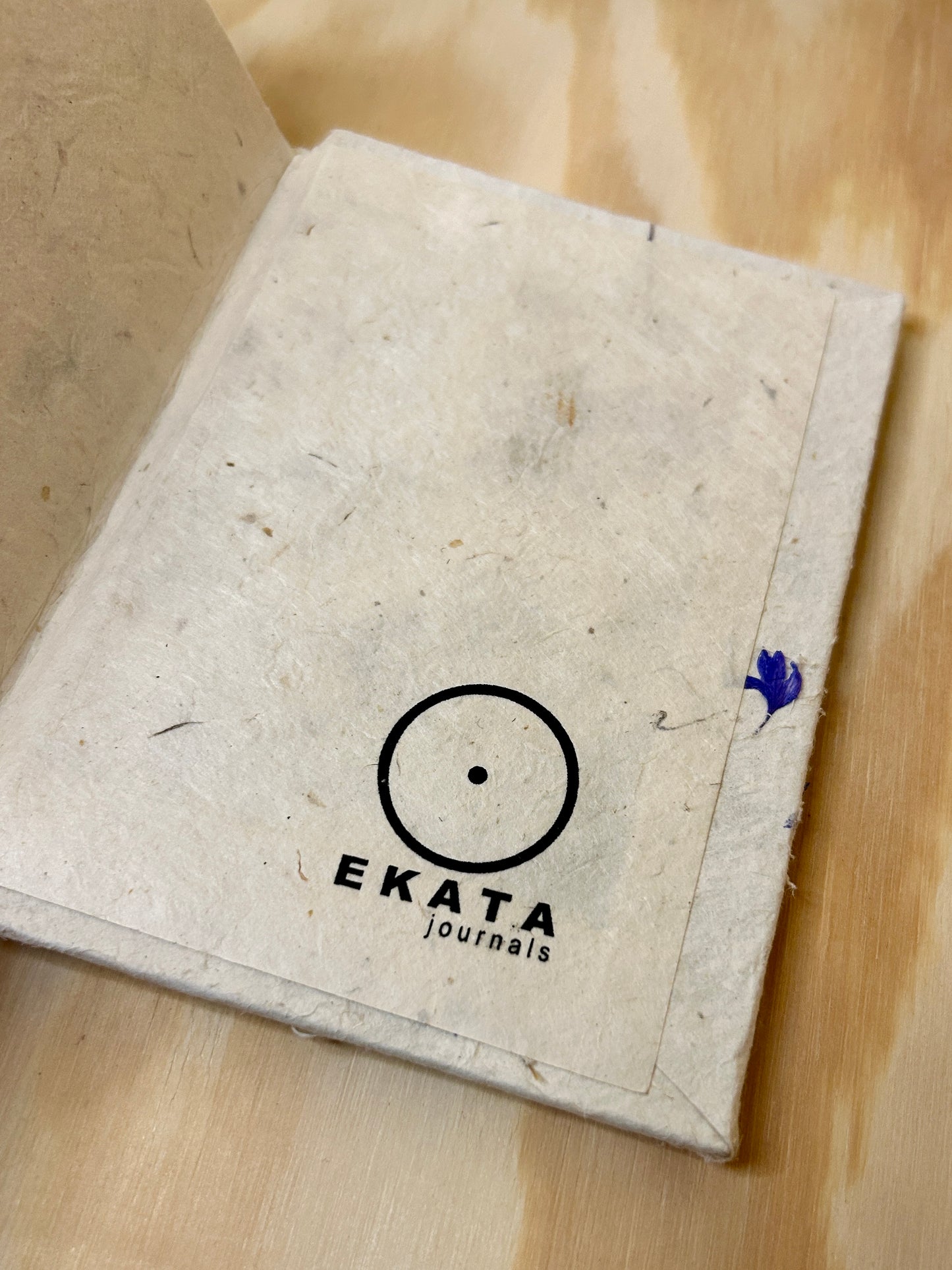 Håndlaget Ekata notatbok hardcover A5 med blomster