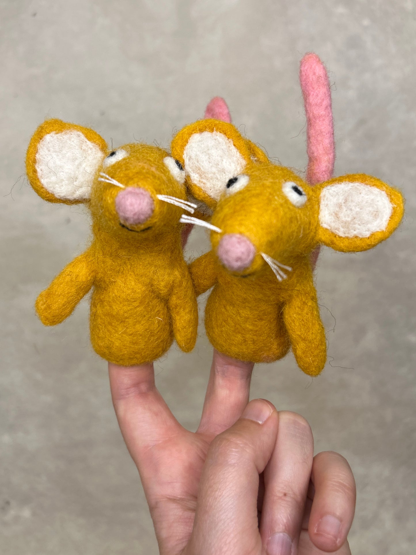 Fingerdukke rotte (gulorange)