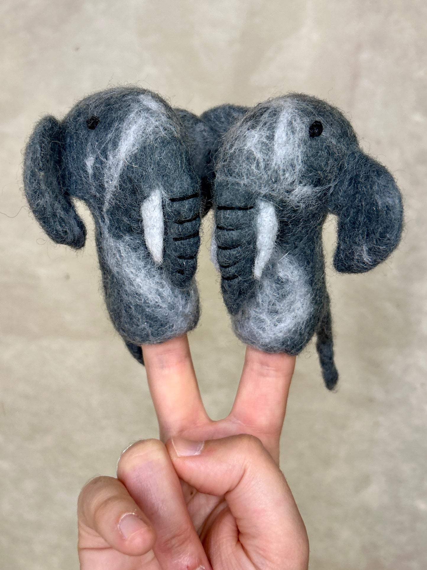 Fingerdukke elefant (mørk grå)
