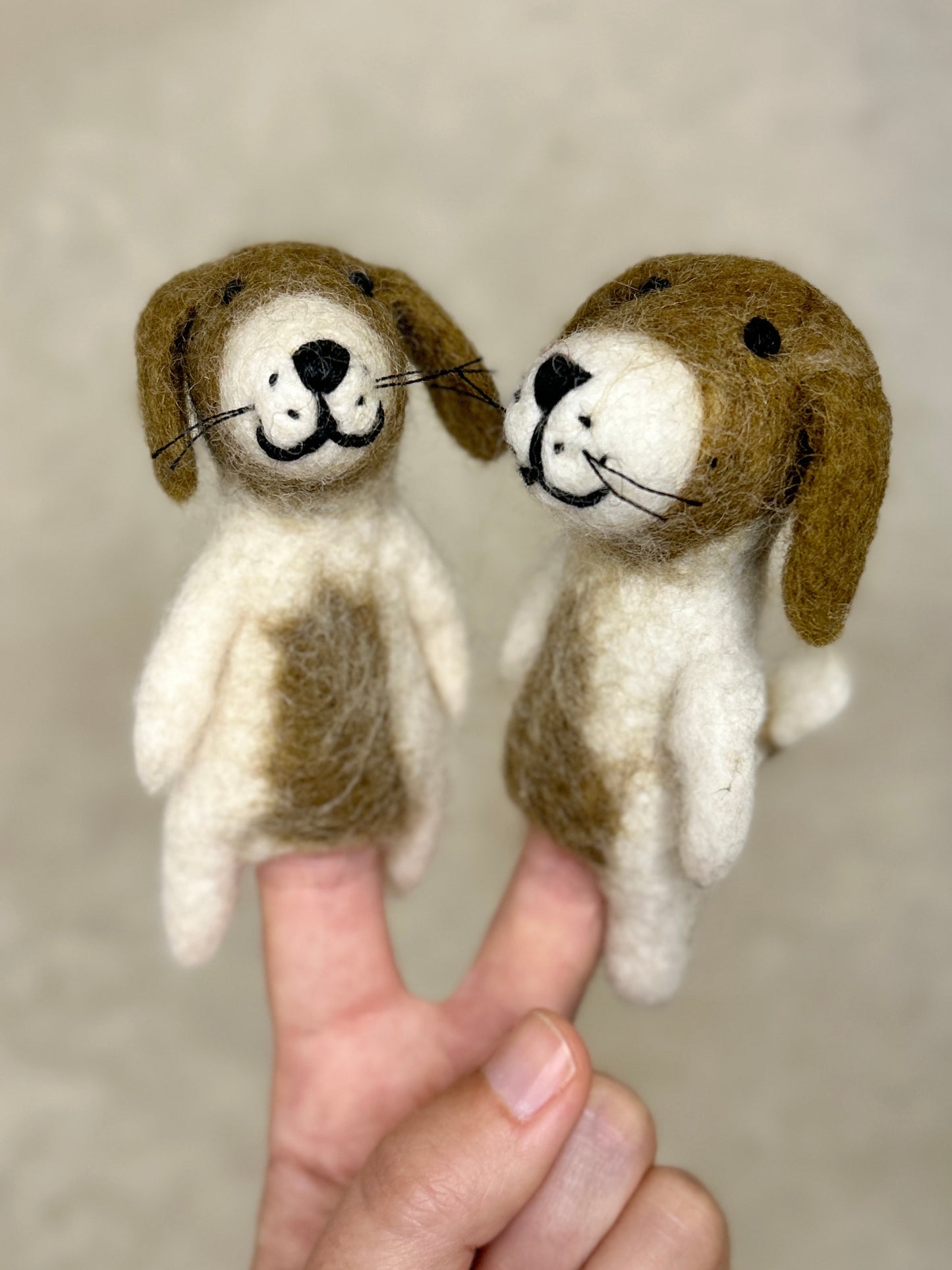Fingerdukke hund (brun/hvit)