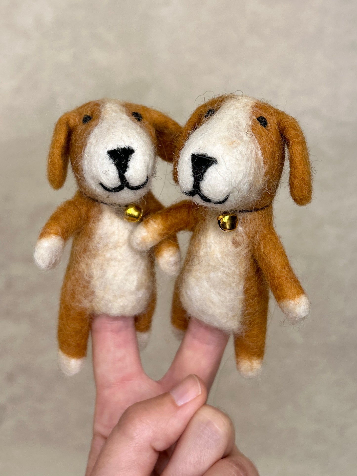 Fingerdukke hund (gyllenbrun og hvit)
