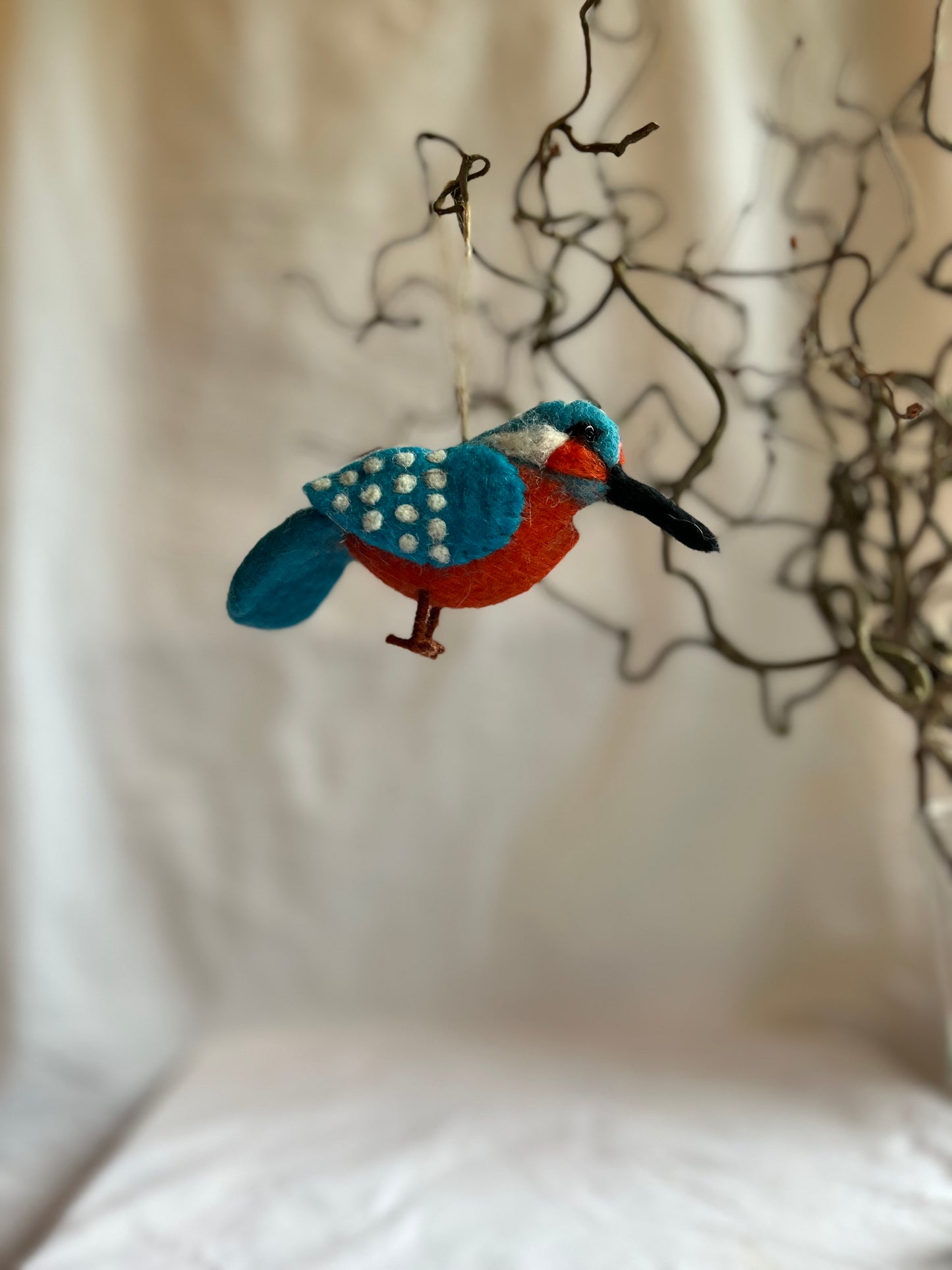 Kingfisher pyntefugl i tovet ull