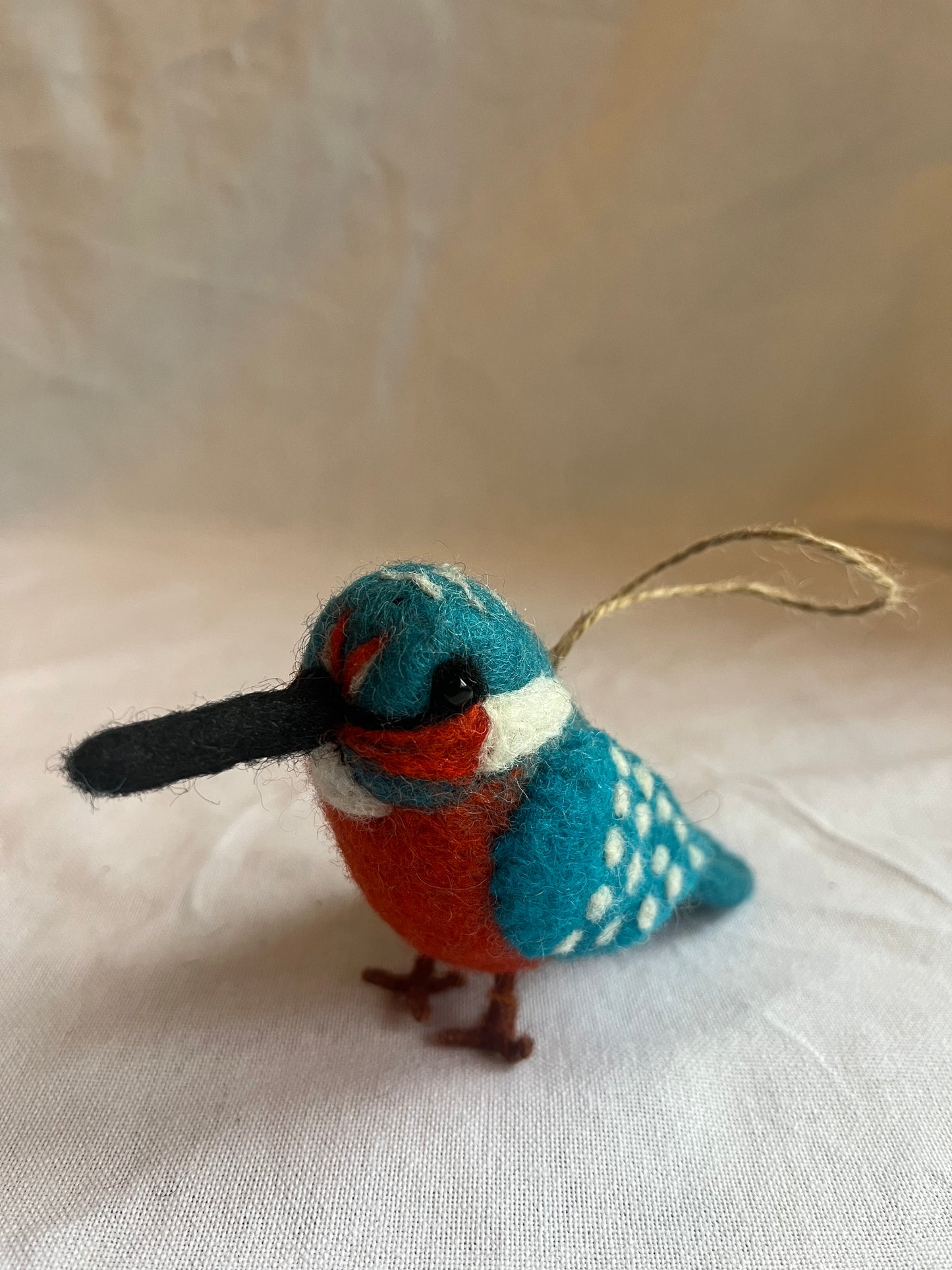 Kingfisher pyntefugl i tovet ull