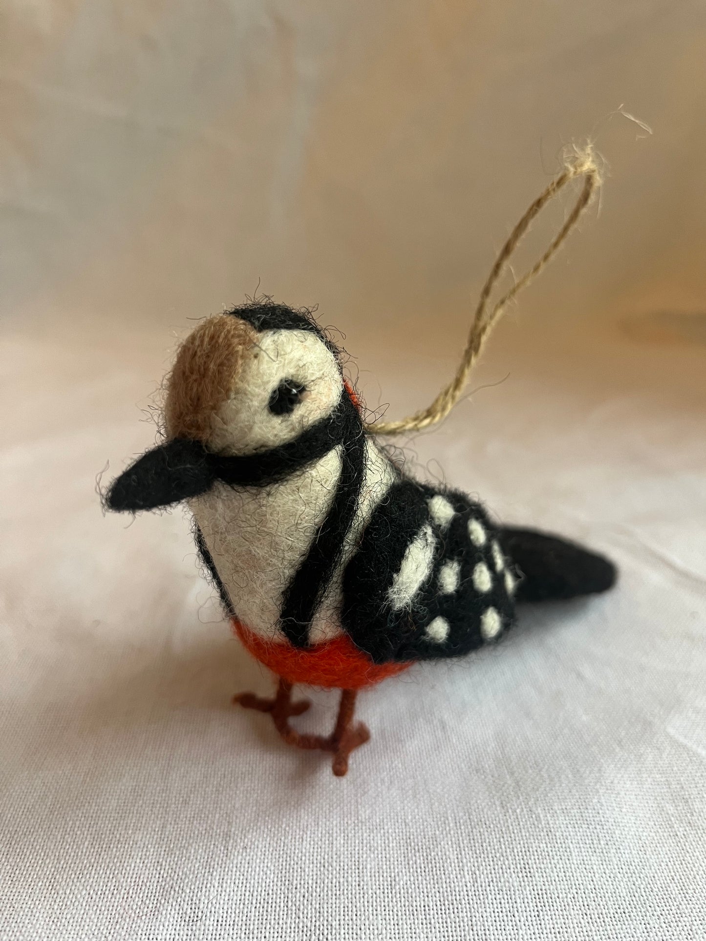 Hakkespett pyntefugl i tovet ull