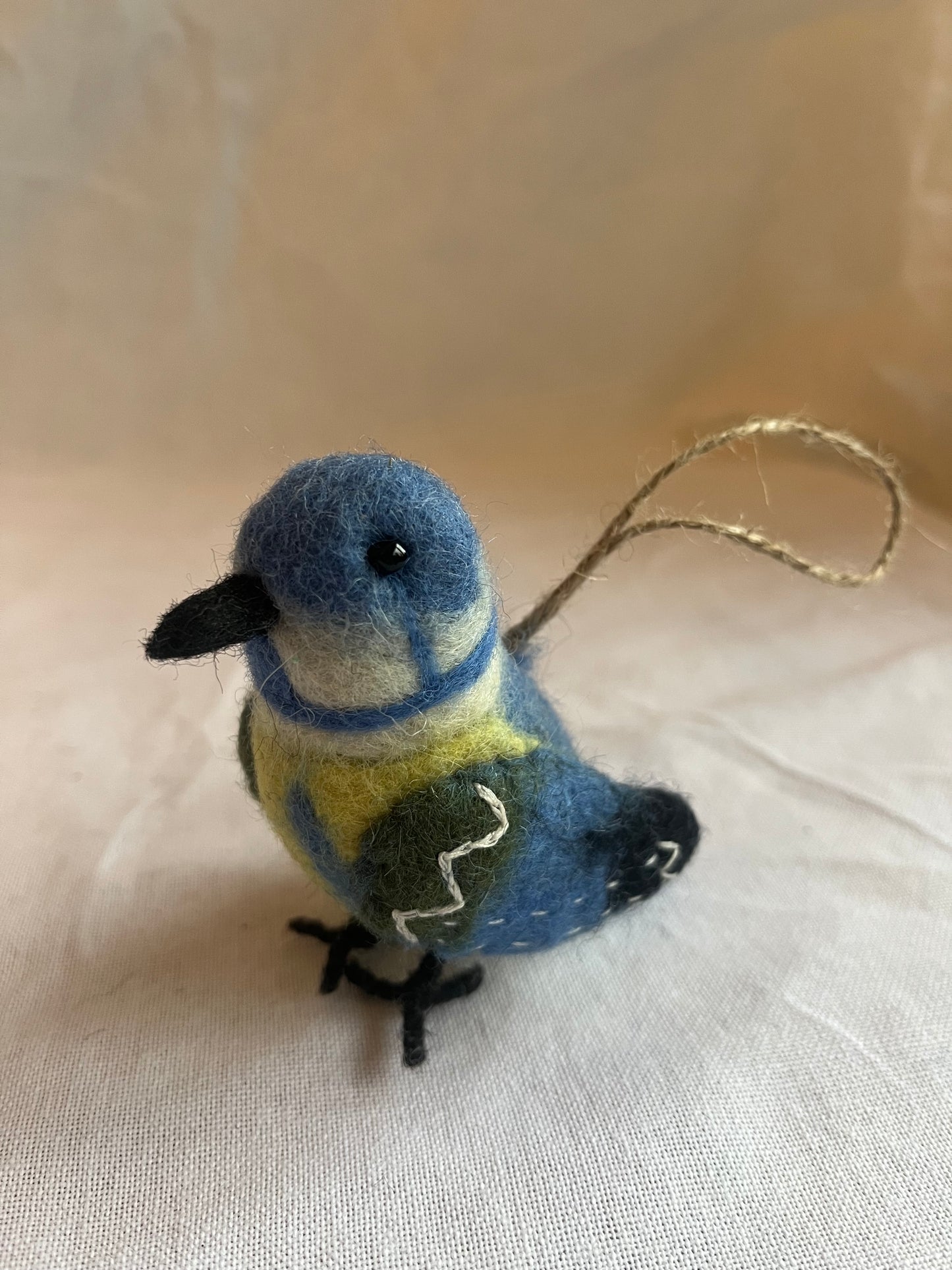 Blåmeis pyntefugl i tovet ull