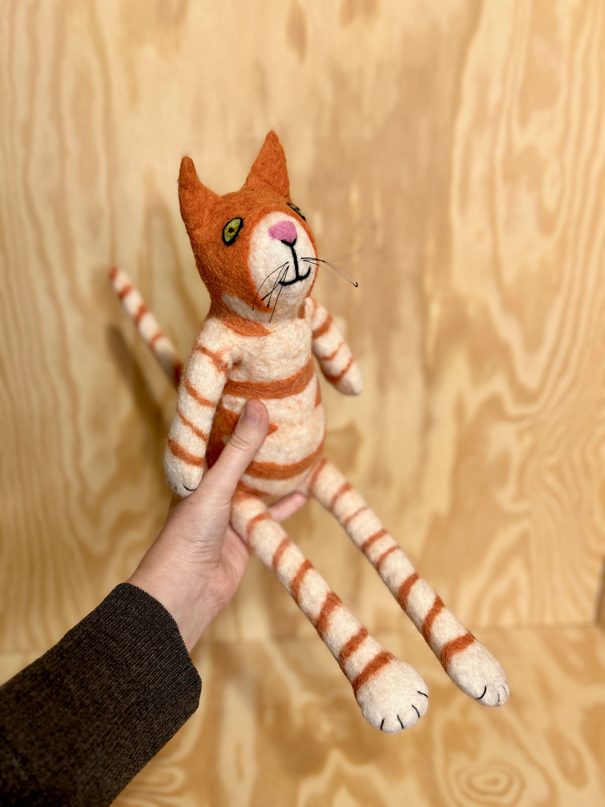 Sittende katt (oransje/hvit)