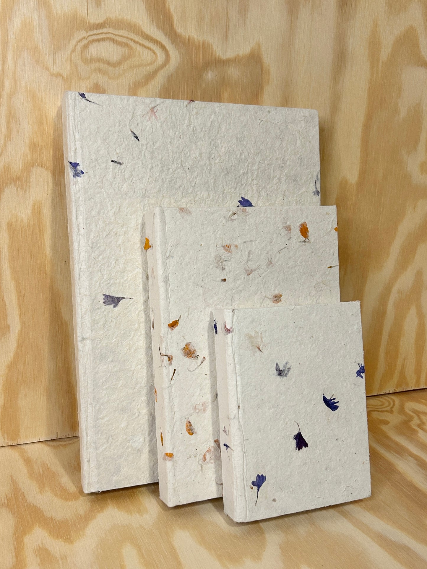 Håndlaget Ekata notatbok hardcover A5 med blomster