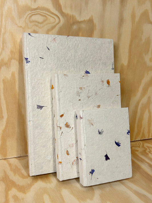 Håndlaget Ekata notatbok hardcover A5 med blomster