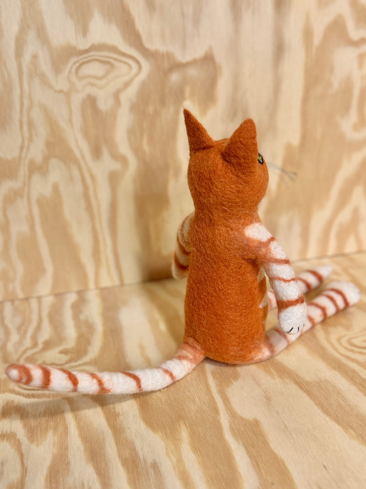 Sittende katt (oransje/hvit)