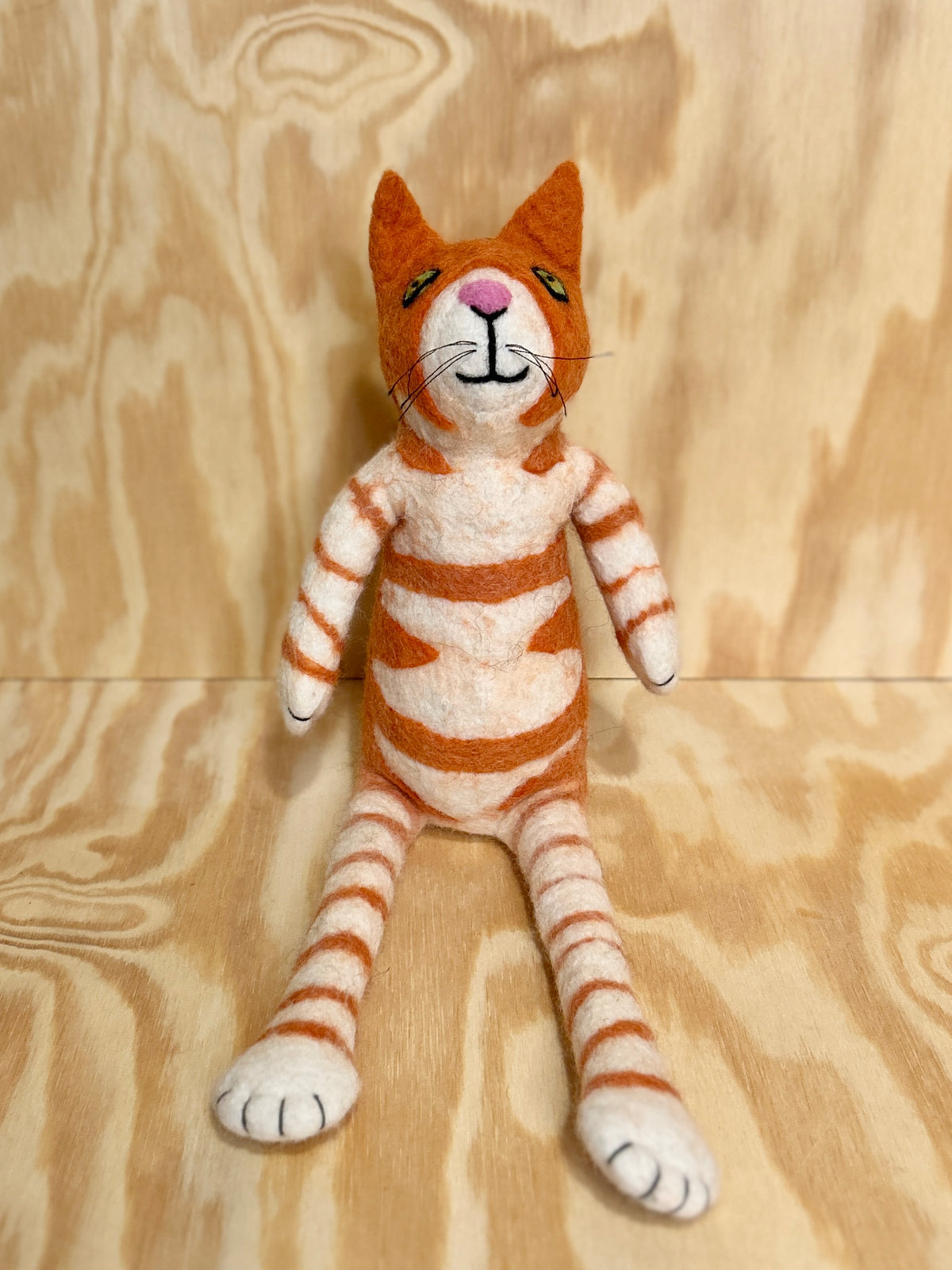 Sittende katt (oransje/hvit)