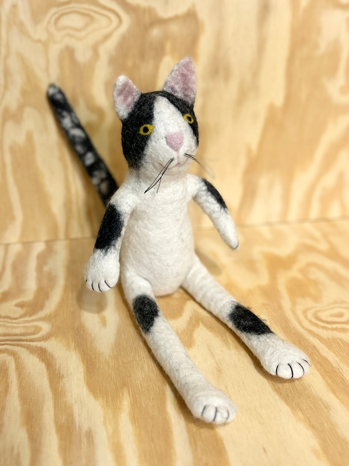 Sittende katt (svart/hvit)
