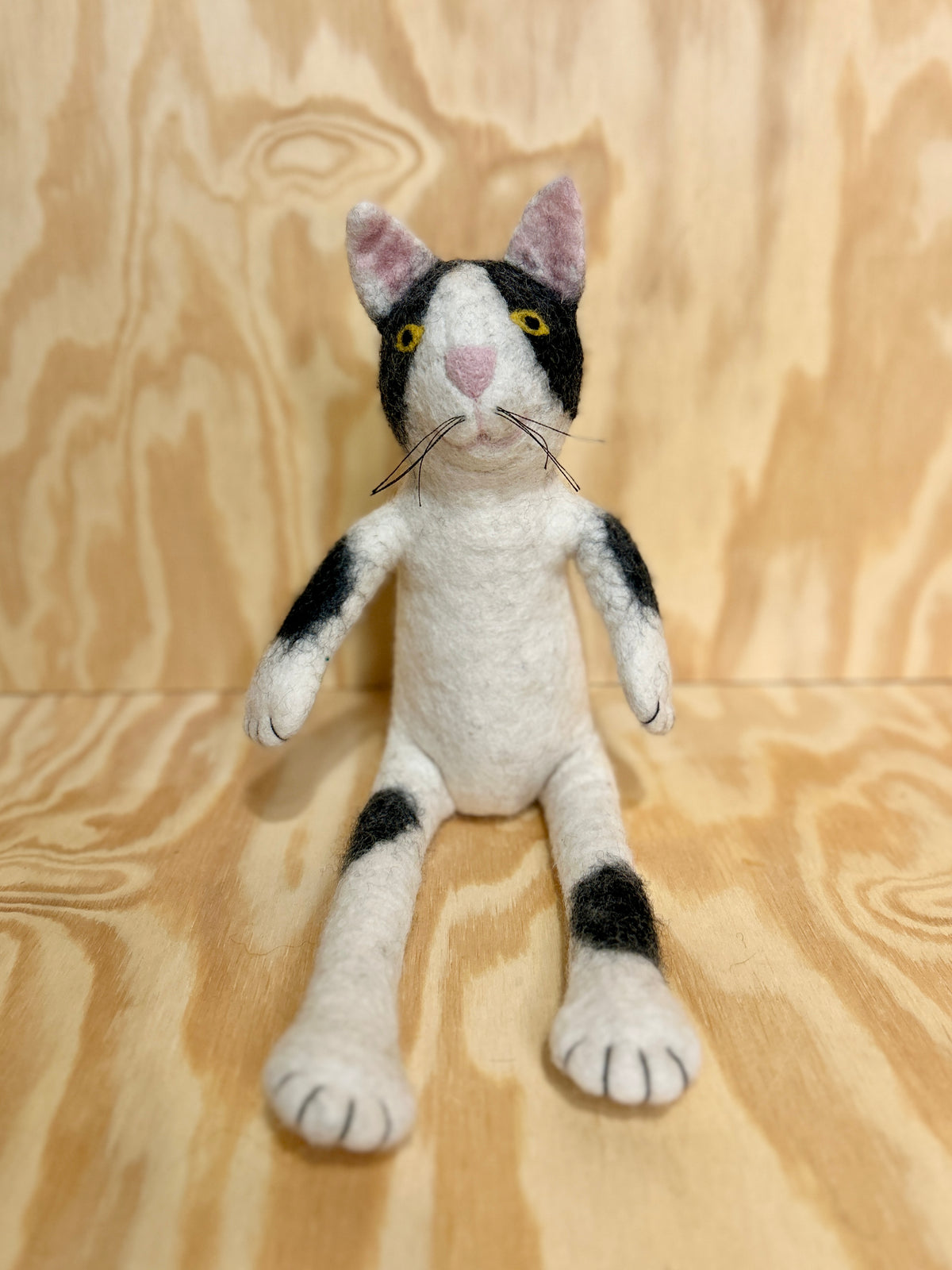 Sittende katt (svart/hvit)