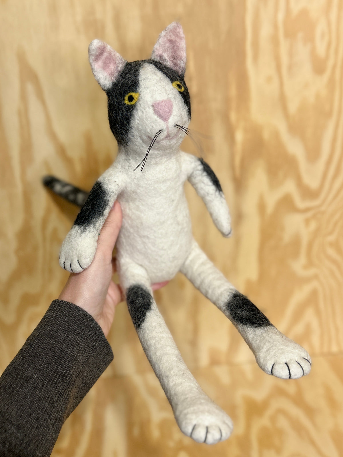 Sittende katt (svart/hvit)