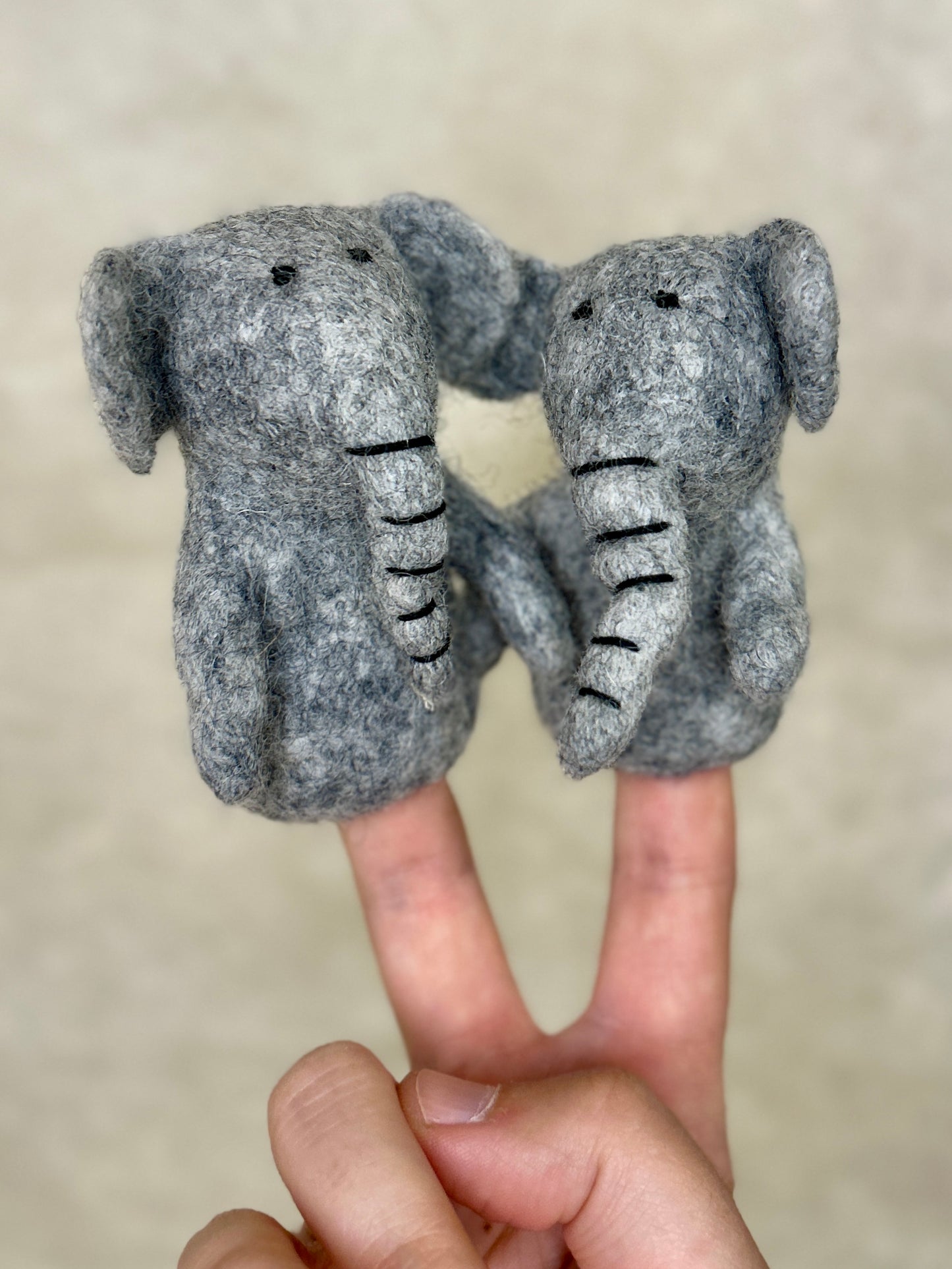 Fingerdukke elefant (lys grå)