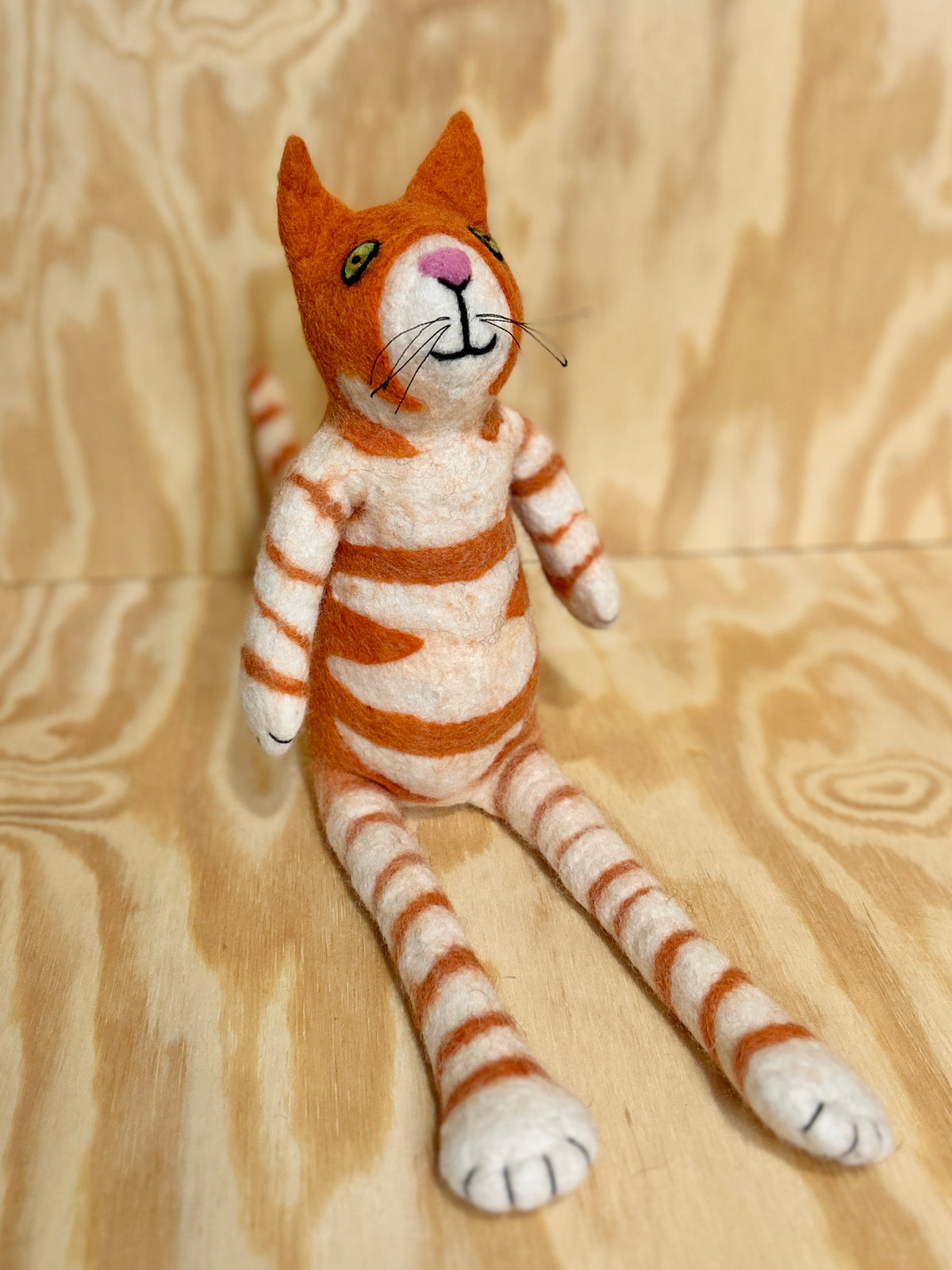 Sittende katt (oransje/hvit)