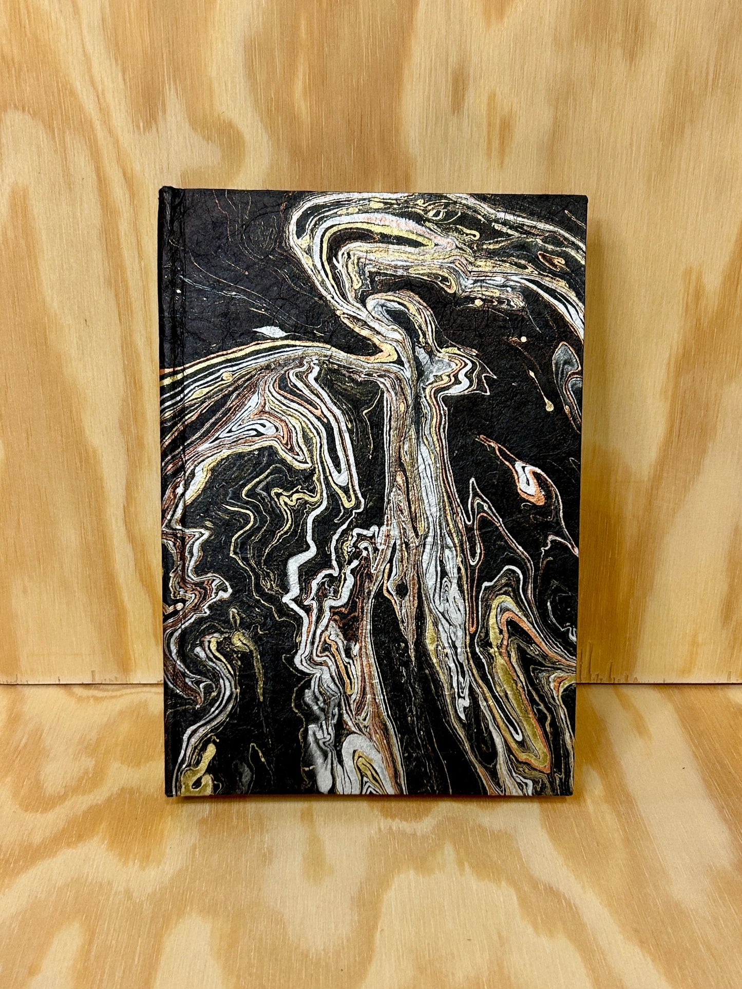 Håndlaget Ekata notatbok hardcover A5 med marmorering