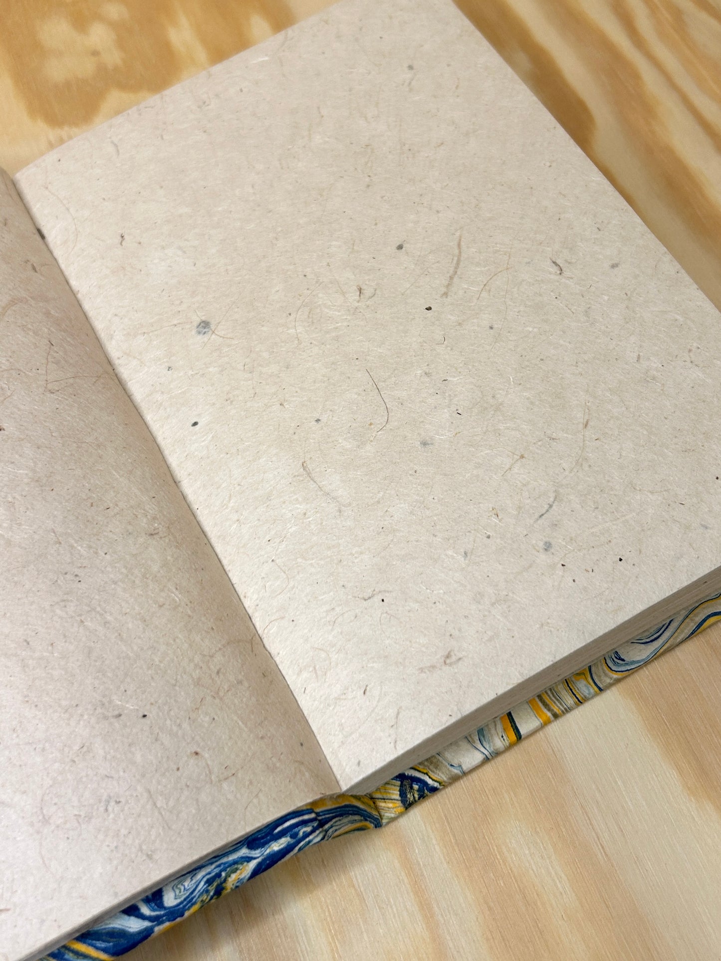Håndlaget Ekata notatbok hardcover A5 med marmorering
