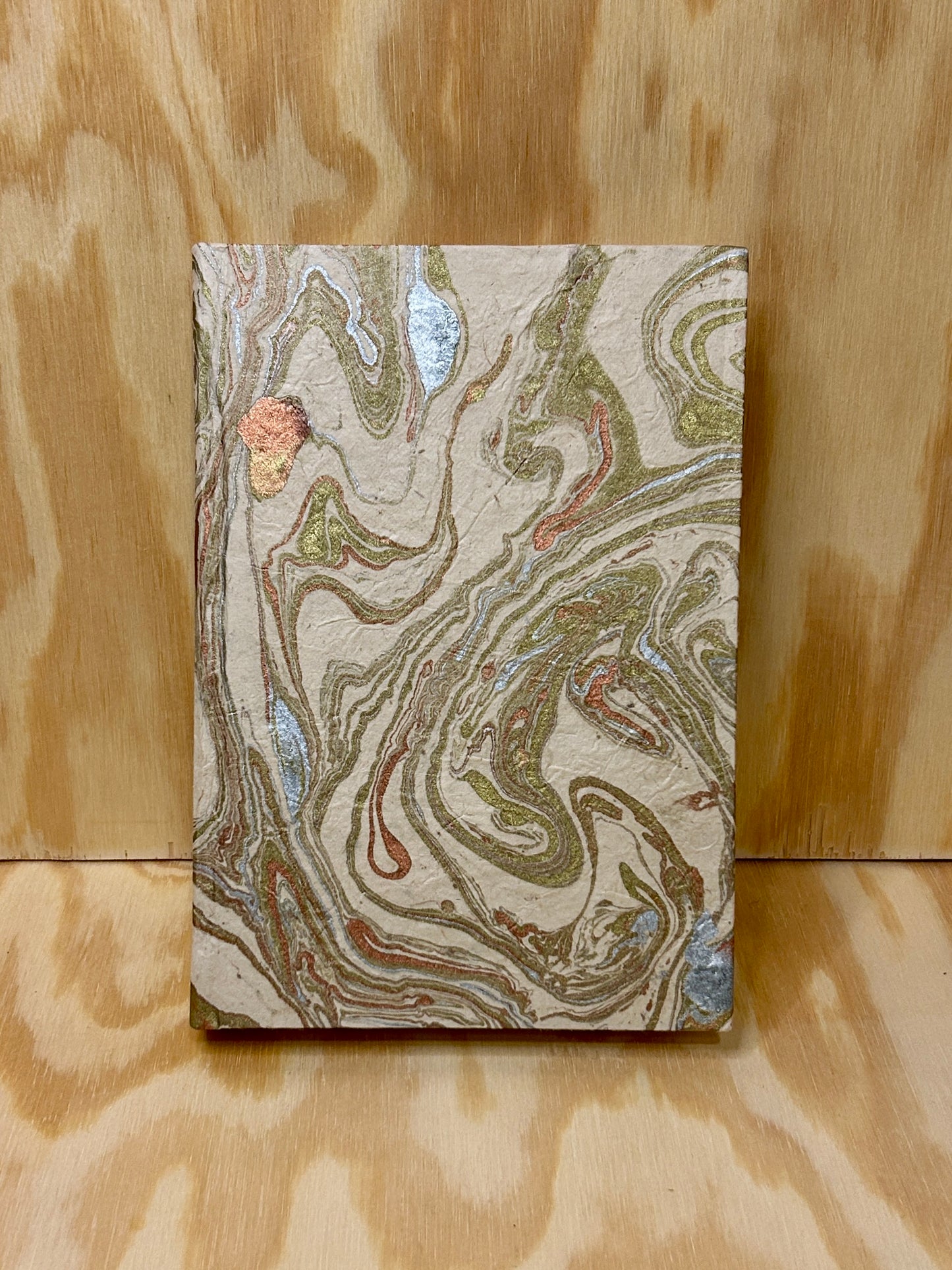 Håndlaget Ekata notatbok hardcover A5 med marmorering