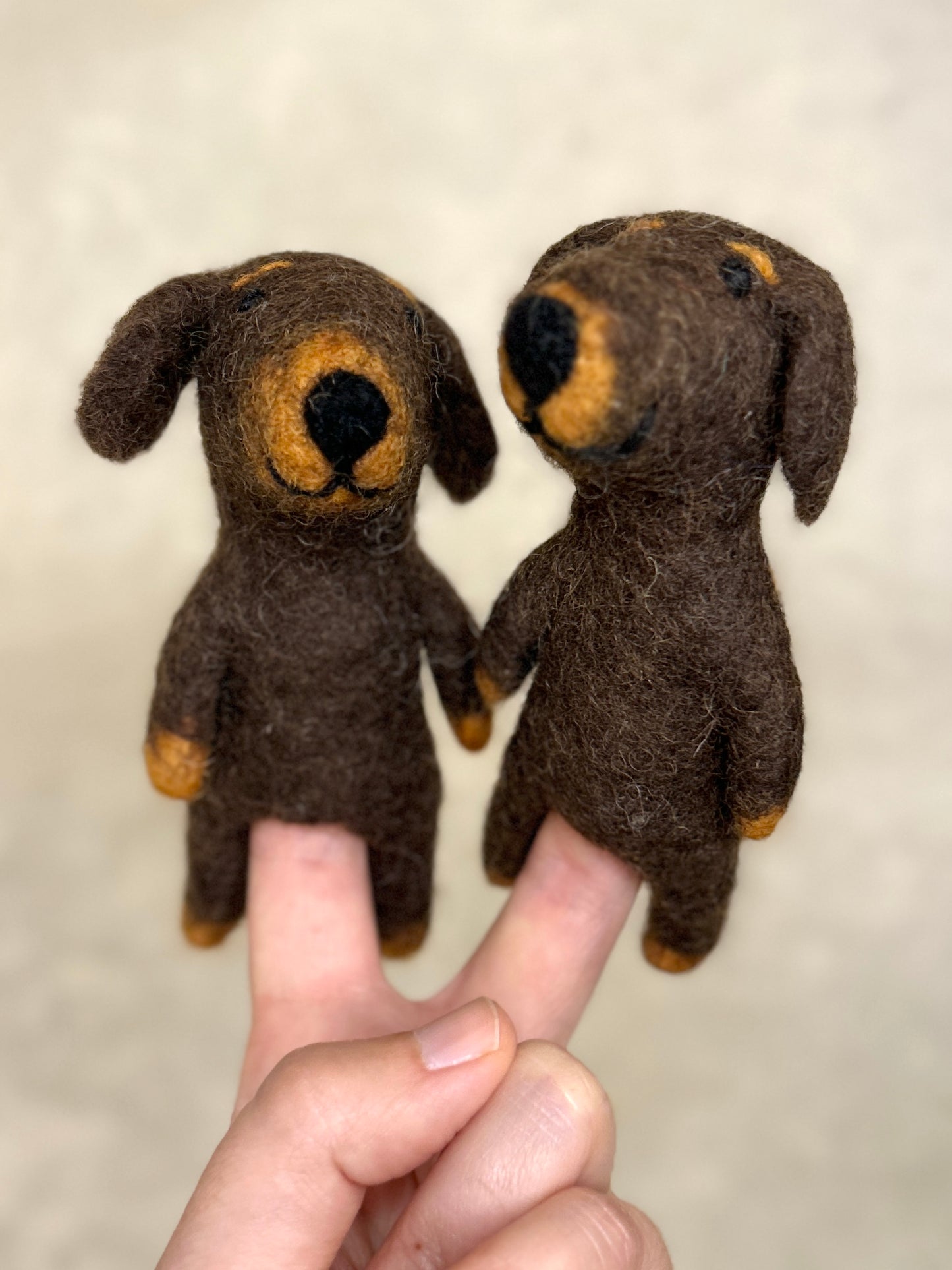 Fingerdukke hund (mørk brun)