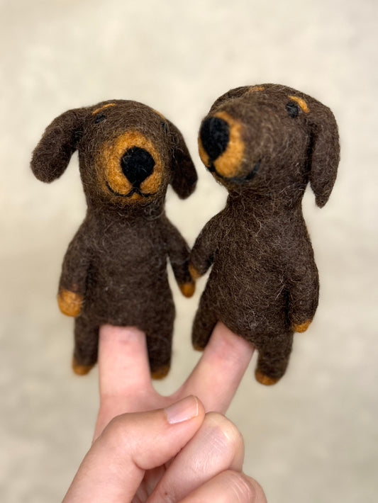 Fingerdukke hund (mørk brun)