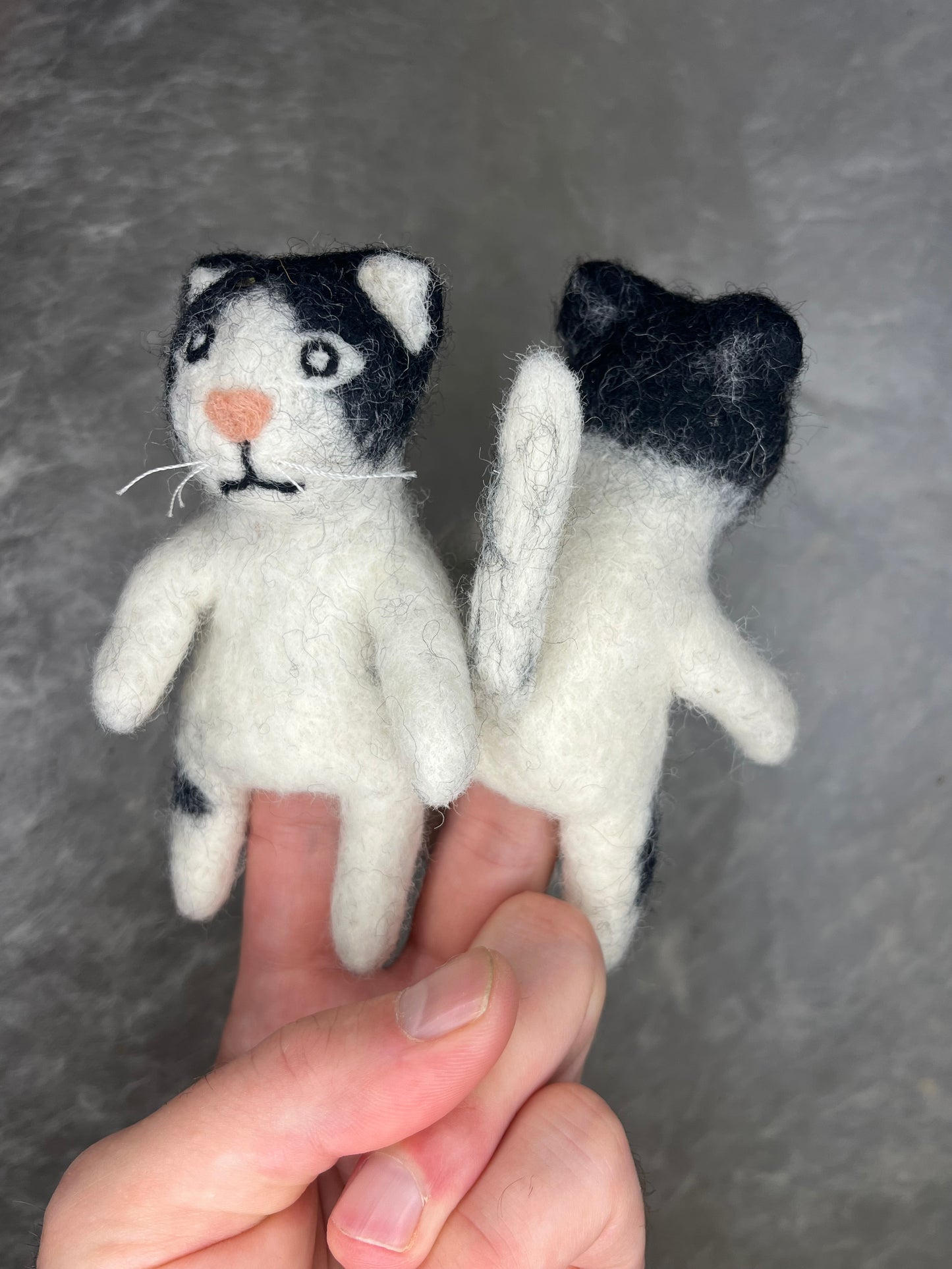 Fingerdukke sort og hvit katt