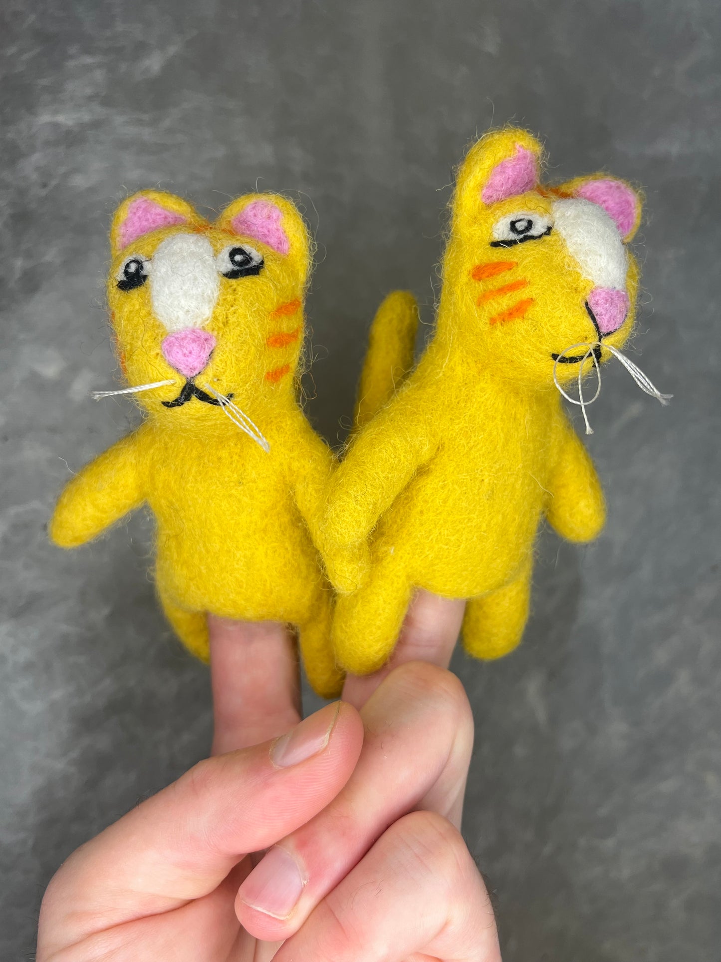 Fingerdukke gul katt